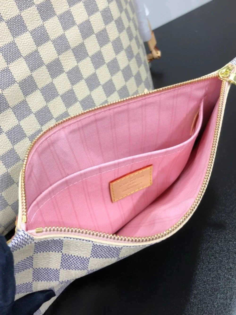 Louis Vuitton. dimensions 31